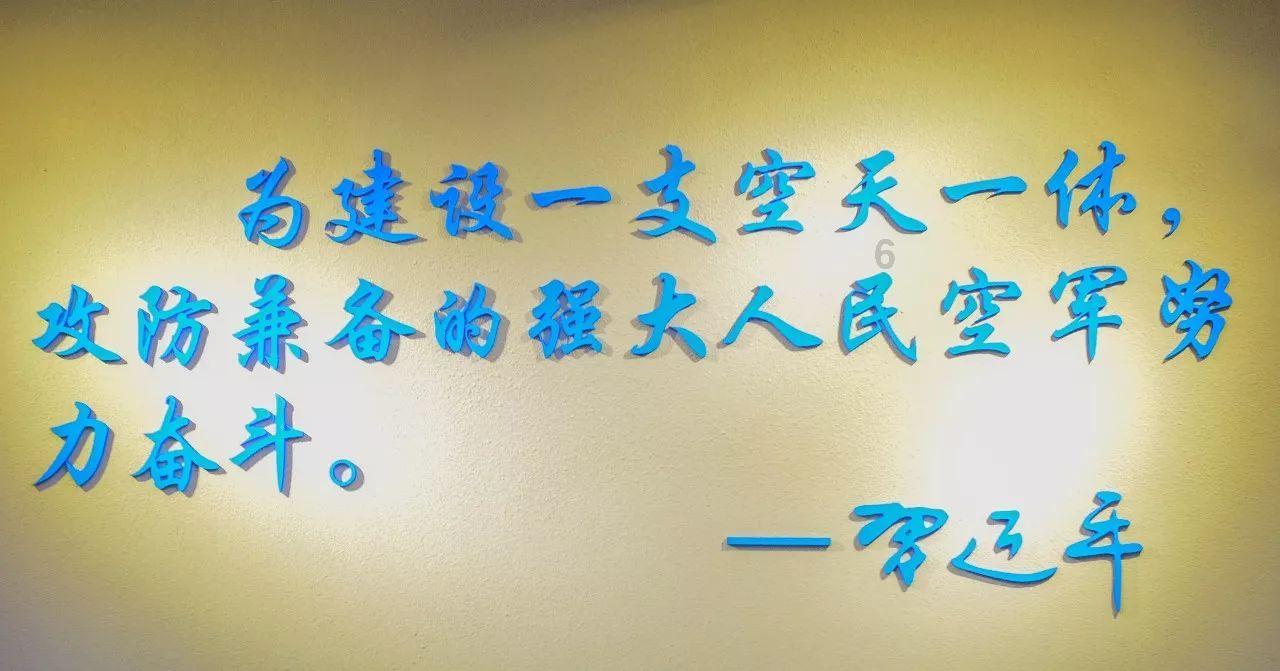 露腰紧身短袖搭配牛仔裤，穿出简洁的美羡煞旁人，你觉得怎么样？游戏画面