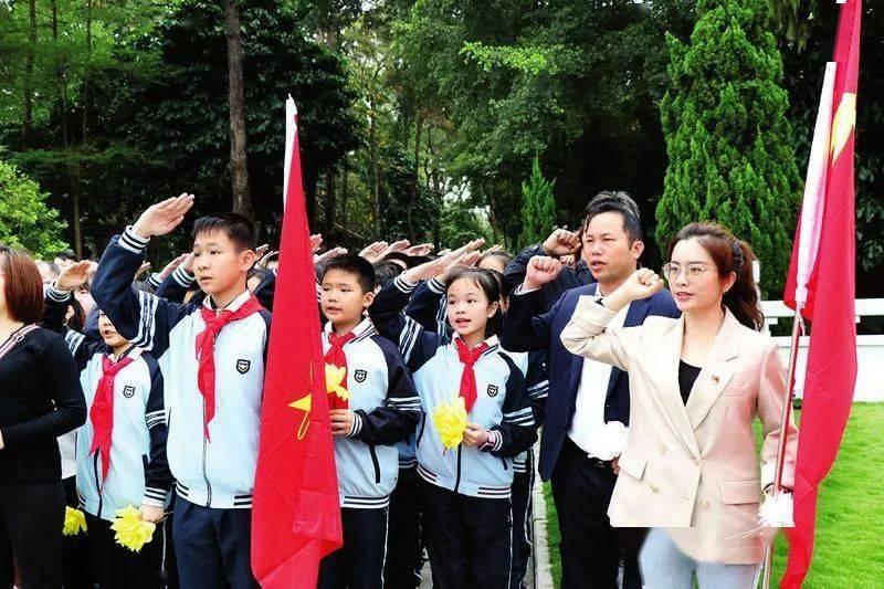 V领T恤百搭又洋气，如何穿才能显脸小?游戏画面